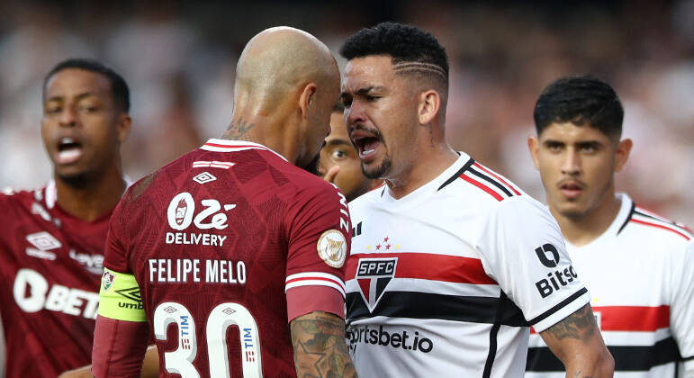 Felipe Melo tentando intimidar Luciano. Triste sombra do Fluminense encantado que via a imprensa carioca