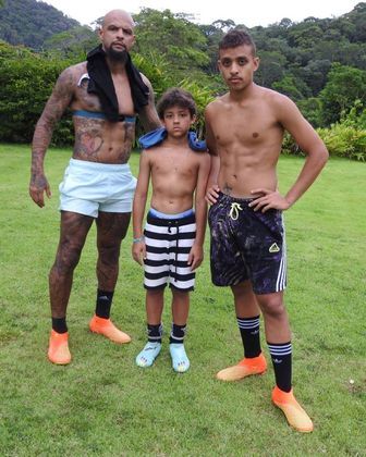 Os treinos em casa nos dias de folga do futebol também são na companhia dos filhos David e LukeVeja 5 motivos que podem ter feito Felipe Melo ser injustiçado