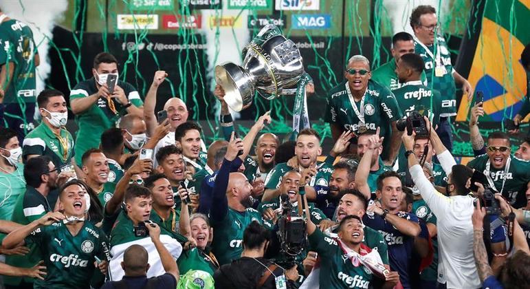 Capitão Felipe Melo ergueu a taça de campeão da  Copa do Brasil