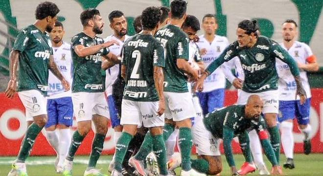 Felipe Melo comemora primeiro gol do Palmeiras contra o Santo André
