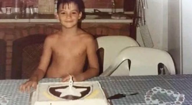 Na imagem, o pequeno Felipe Neto comemora aniversário de 8 anos