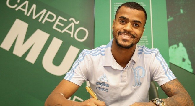 O atacante Felipe Pires assina contrato com o Palmeiras