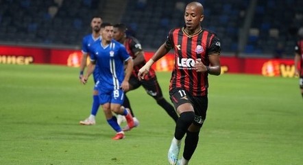 Felipe Santos em ação pelo Hapoel Haifa, de Israel
