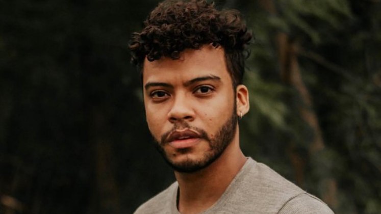 Felipe Silcler, que interpretou Zumbi no sucesso Topíssima e vivenciou aventuras como um dos moradores da República Nó em Pingo D’ Água, agora se prepara para dar vida a um novo personagem em mais uma superprodução da Record TV: Reis. O ator que já fez cinema, novelas, séries, inúmeras peças de teatro e musicais, foi reconhecido como Melhor Ator no Festival de Teatro Semearte e também como Melhor Ator Coadjuvante no Festeatro Interdenominacional