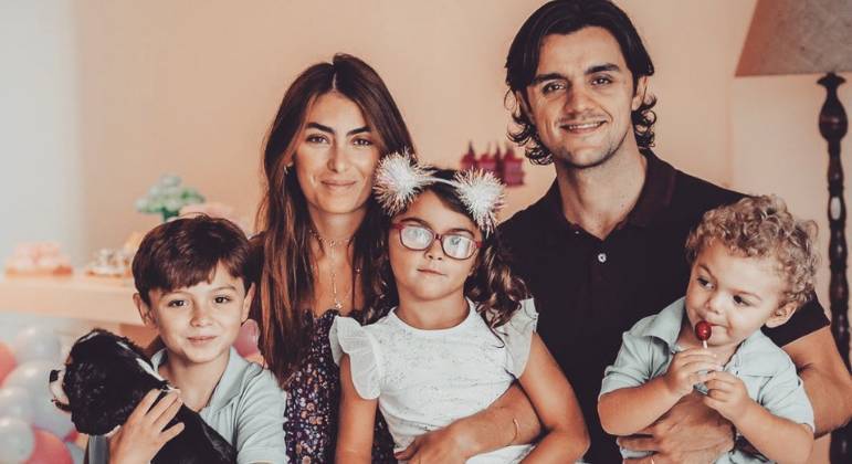 Felipe Simas e sua família