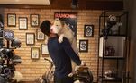Uma das paixões do famoso é um pitbull, de 50 kg. No Instagram, o ator exibe uma sequência de imagens como o cachorro no colo, e diz em tom de brincadeira: 'Desliza aí pro lado, pra entender qual a sensação de estar com um poodle de 50kg no colo'