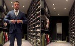 No mês passado, Felipe Titto impressionou seguidores ao publicar no Instagram um vídeo em que é possível ver uma parte de seu closet. De tão grande, o cômodo foi comparado a uma loja. 'E esse closet que parece uma loja?', escreveu Hugo Gloss. 'Dá pra abrir uma franquia nesse closet', brincou um internauta