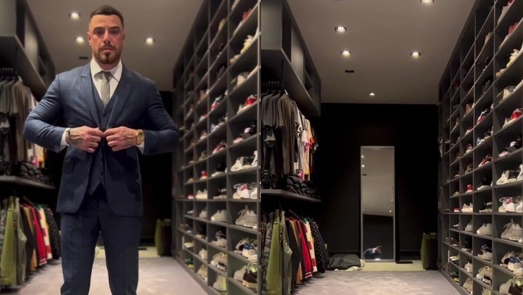 No mês passado, Felipe Titto impressionou seguidores ao publicar no Instagram um vídeo em que é possível ver uma parte de seu closet. De tão grande, o cômodo foi comparado a uma loja. 