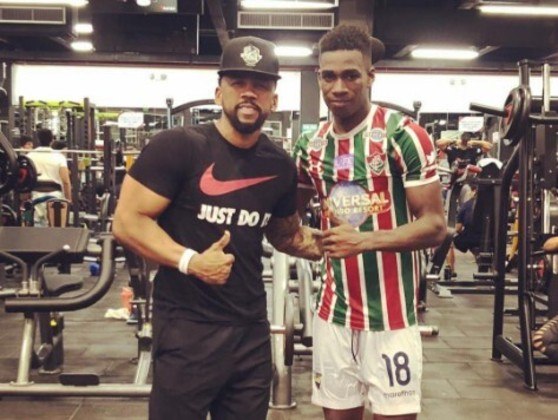 Pelas redes sociais, o jogador adota uma personalidade mais discreta, e não compartilha detalhes da vida pessoal. Apesar do interesse corintiano, ele já compartilhou uma imagem com a camisa do Fluminense, usada durante um treino em uma academia, durante as férias