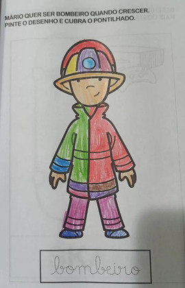 Feliz por ser salvo, Murilo pintou o desenho de um bombeiro para entregar aos 