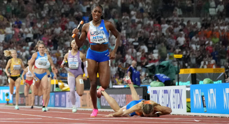 Femke Bol cai de cara no chão nos metros finais do revezamento 4x400 m misto do Mundial de Atletismo
