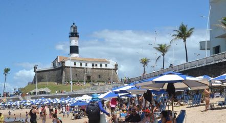 Movimentação de banhistas em feriado na praia da Barra, em Salvador
