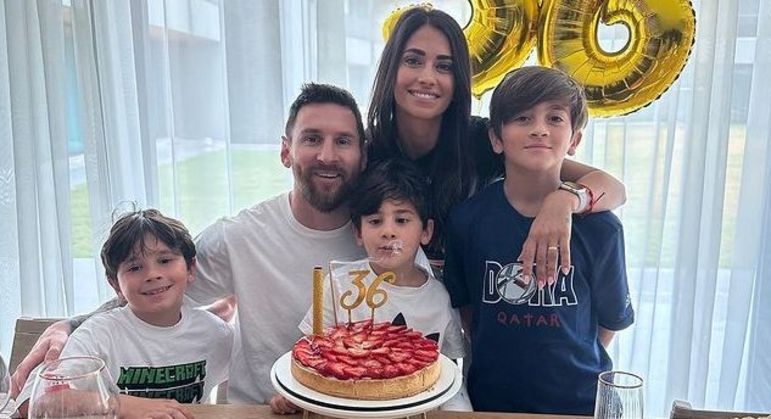 O argentino também comemorou  o aniversário de 36 anos ao lado da família em Rosário, na Argentina. A esposa escreveu nas redes sociais: 'Feliz aniversário, amor. Te amamos infinito'