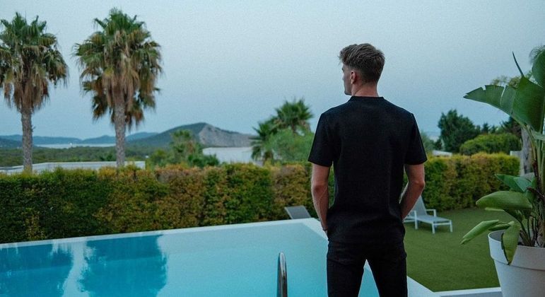 Novato na temporada da Fórmula 1, Logan Sargeant viajou com a família e os amigos para Formentera, uma ilha no mar Mediterrâneo. O local paradisíaco fica perto de Ibiza, na Espanha