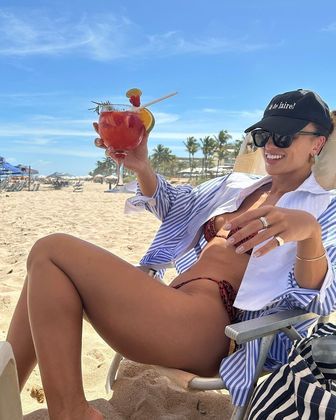 Quem também está curtindo o verão na Bahia é Rafa Kalimann. A famosa tirou onda ao posar tomando um drink na praia, em um dia de solJuntos? Bruna Biancardi e Neymar curtem passeio em Paris