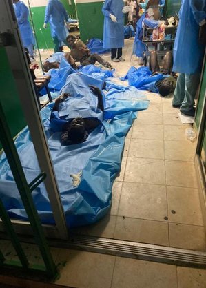 Diversos feridos foram tratados no chão de um hospital em Cap-Haitien devido à falta de leitos