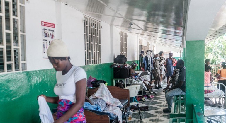 Hospitais do Haiti estão lotados de pessoas feridas no forte terremoto de sábado (14)
