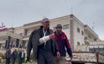 Feridos saindo de hospital na Síria