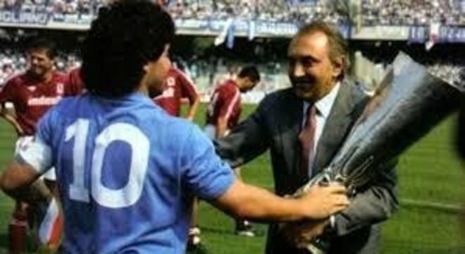 Maradona e Ferlaino, em 1990