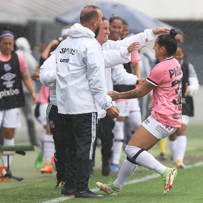 Fernanda festeja seu gol na Vila Belmiro com a comissão técnica santista
