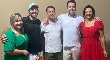 Fernanda (de vermelho) com os novos irmãos