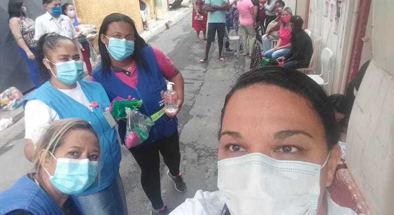 Fernanda com agentes de saúde: "aumentaram muito os casos e todo mundo ficou meio triste'