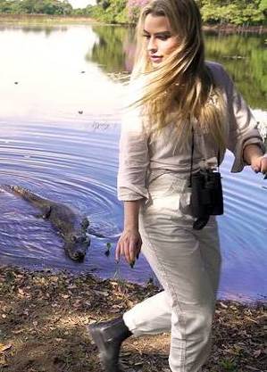 Fernanda Keulla não percebe aproximação de jacaré em gravação no Pantanal 