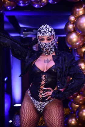 O look de Fernanda Medrado foi um dos mais ousados e sensuais da noite. A cantora estava de espartilho e sobrepôs uma jaquetinha preta à peça. A máscara cheia de pedrarias combinando com a calcinha foram o destaque do look. Por baixo do item, ela colocou uma sensual meia arrastão