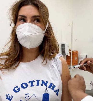 Fernanda Paes Leme foi vacinada contra a covid-19 no dia 9 de julho. A atriz, uma das primeira famosas a se infectar pela doença em março de 2020, comemorou a imunização. 