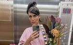 Fernanda Paes Leme 'botou para jogo' uma série de 7 selfies feitas no elevador de casa. Com estilo e simplicidade, a atriz conseguiu chamar a atenção de seus seguidores quanto a composição de cada uma das fotos. Arranjo de flores na mão e sacola de papel kraft foi uma das pedidas de Fernandinha