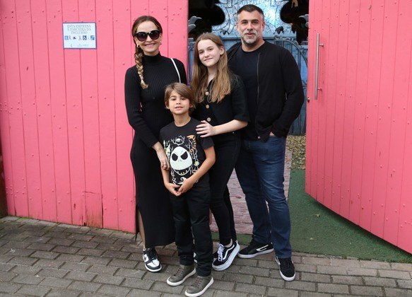 Fernanda Rodrigues e o marido, Raoni Carneiro, com os filhos, Luísa e Bento  