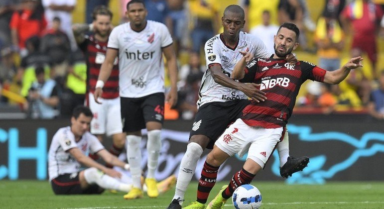 Fernandinho foi vice da Libertadores com o Athletico-PR em 2005 e agora em 2022

