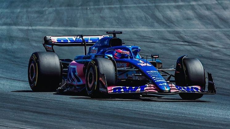 Fernando Alonso e Michael SchumacherO então jovem piloto espanhol desbancou o campeão da Ferrari. Os dois protagonizaram uma rivalidade saudável, mas em 2005 e 2006 Alonso venceu os campeonatos com a consistente Renault. Em 2005, no GP de San Marino, Alonso venceu a corrida apenas dois décimos de segundo afrente do campeão Schumacher, o que tornou uma das corridas mais memoráveis de toda sua carreira 