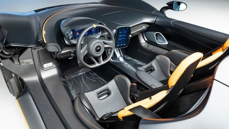 A maior parte do veículo é feita de fibra de carbono, o que torna o automóvel ainda mais leve, o que possibilita acelerar ainda mais. A velocidade máxima é de 327 km/h e, por ser muito rápido, os ocupantes precisam utilizar capacetes. Caso não utilizem o acessório de segurança, o motorista pode levar uma multa