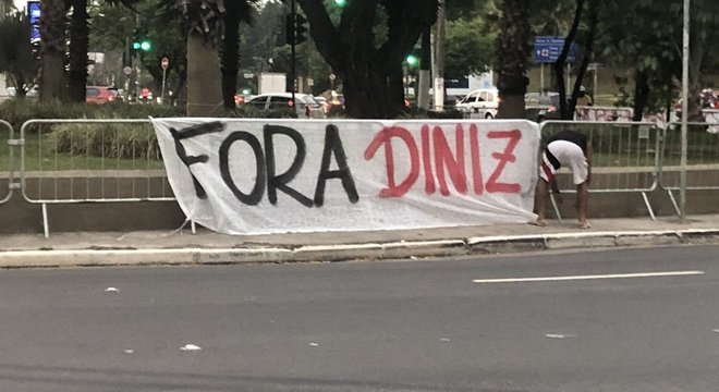 Principais organizadas cansaram de pedir a saída de Fernando Diniz