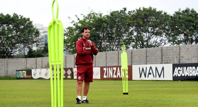 Fernando Diniz acompanha treino do Flu