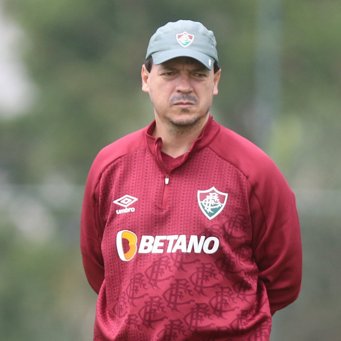 Técnico Fernando Diniz observa treino do Fluminense em Laranjeiras