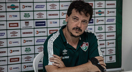 Técnico Fernando Diniz em entrevista coletiva pelo Fluminense