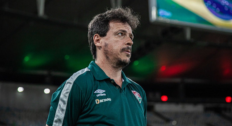 Fernando Diniz, durante o Hino Nacional, no Maracanã