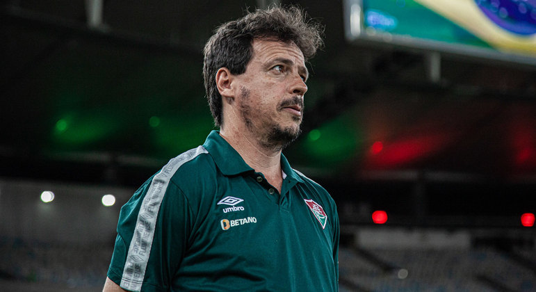 Fernando Diniz, durante o hino nacional, no Maracanã