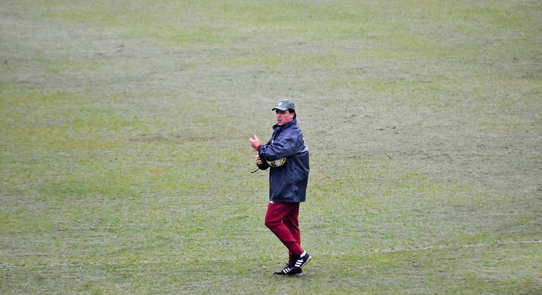 Fernando Diniz em treino do Fluminense