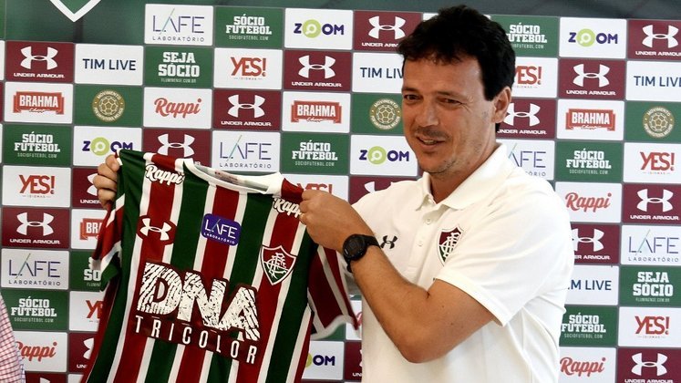 Fluminense (primeira passagem)Após seis meses sem estar no comando de nenhum time, Diniz foi contratado para treinar o Fluminense, em dezembro de 2018. O primeiro grande campeonato do técnico com a equipe foi o Carioca de 2019. Durante a competição, ele implementou o estilo de jogo, com passes curtos e posse de bola, e recebeu o prêmio de Melhor Treinador. Em agosto de 2019, no entanto, foi demitido do Flu por ter deixado a equipe na 18ª colocação do Brasileirão
