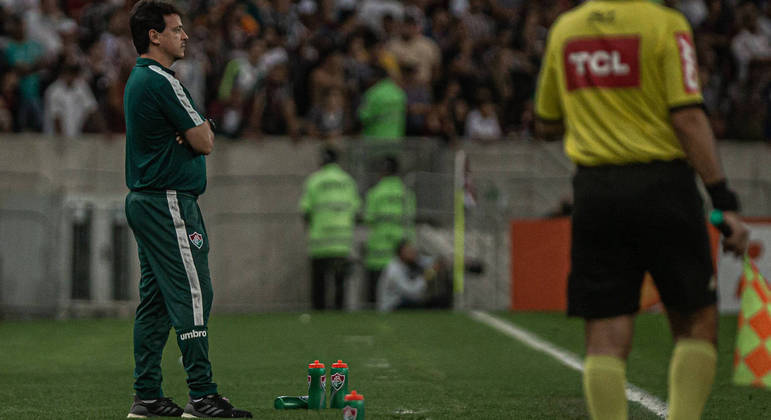 Fernando Diniz observa o time do Fluminense