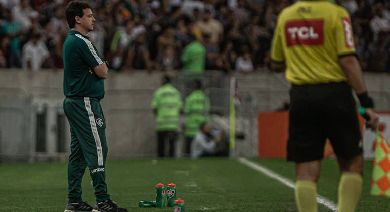 Fernando Diniz observa o time do Fluminense