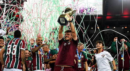 Fernando Diniz, técnico do Fluminense, com o troféu do Campeonato Carioca de 2023