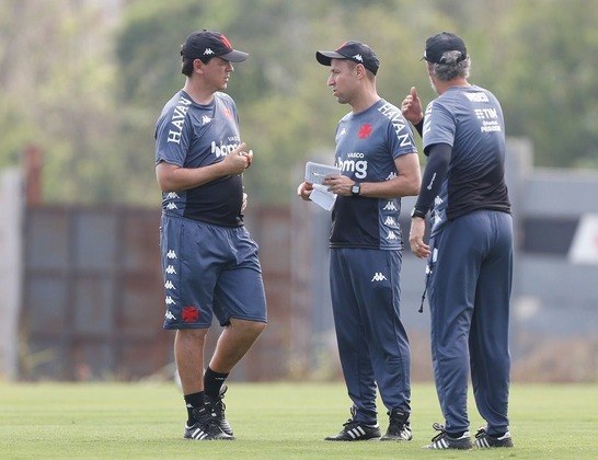 VascoTrês dias depois da demissão do Santos, Diniz foi anunciado pelo Vasco como o novo comandante do time. Com o clube carioca na décima colocação da Série B do Brasileirão, o treinador tinha como objetivo levar a equipe para a Série A. Restando três rodadas para o fim da competição, o Vasco perdeu de 3 a 0 para o Vitória e se despediu das chances de subir para a elite. Em novembro, Diniz não teve o contrato renovado e saiu do Cruz-Maltino