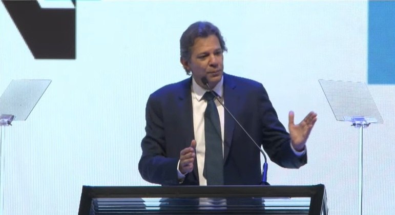 Representando Lula, Haddad discursou a banqueiros em evento da Febraban, em São Paulo