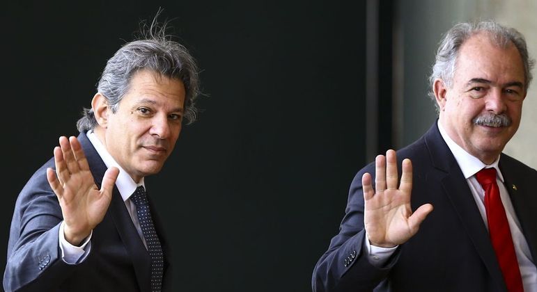 Fernando Haddad e Aloizio Mercadante chegam ao gabinete do governo de transição no CCBB