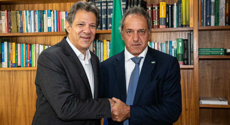 O ministro da Fazenda, Fernando Haddad, com o embaixador argentino Daniel Scioli