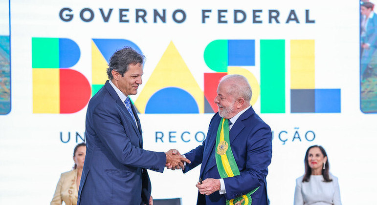 O presidente Lula e o ministro Fernando Haddad (Fazenda) em cerimônia de posse, no Planalto